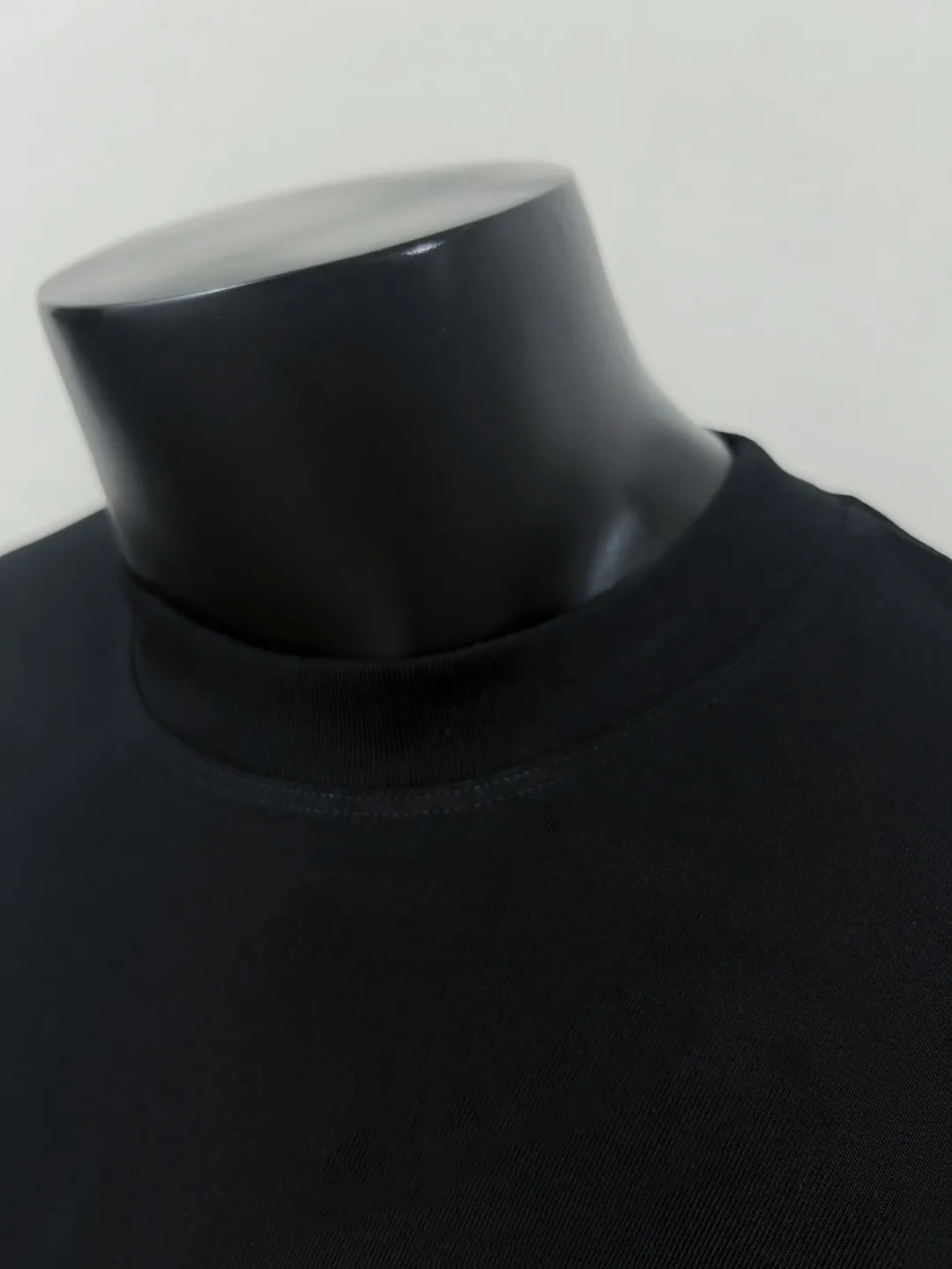 P140 Stone Island/Stone Island classic official website is on sale; small logo embroidery and pressed round neck short-sleeved T-shirt, strictly control the size of the logo, neat and clear letters, and the details are consistent with the original version; the original 240g double yarn 100% cotton fabric is selected; the upper body is simple, beautiful and very durable, with three-needle stitching and high-standard workmanship, with complete three-label details, high-temperature washing, soft fabric, better breathability, no shrinkage or deformation after washing, versatile style Match as you like, European size version, colors: black, dark gray, lilac gray, white; sizes XS-L, (L can wear up to 200 pounds)